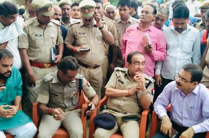 महेशगंज थाने के कलिकापुर सराय खानदेव में मृत अधिवक्ता के घर पहुंचे डीआईजी, डीएम व एसपी।