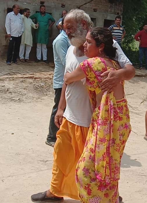 महेशगंज थाने के कलिकापुर सराय खानदेव अधिवक्ता की बिलखती बहन को ले जाते पिता। महेशगंज थाने के कलिकापुर सराय खानदेव अधिवक्ता की बिलखती बहन को ले जाते पिता।