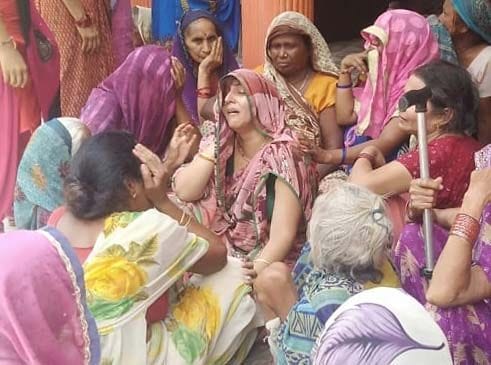 महेशगंज थाने के कलिकापुर सराय खानदेव में मृत अधिवक्ता की बिलखती पत्नी। महेशगंज थाने के कलिकापुर सराय खानदेव में मृत अधिवक्ता की बिलखती पत्नी।