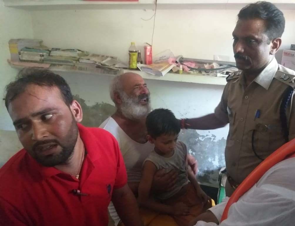 महेशगंज थाने के कलिकापुर सराय खानदेव अधिवक्ता के घर पहुंचे एसपी परिजनों को ढांढस बंधाते हुए। महेशगंज थाने के कलिकापुर सराय खानदेव अधिवक्ता के घर पहुंचे एसपी परिजनों को ढांढस बंधाते हुए।
