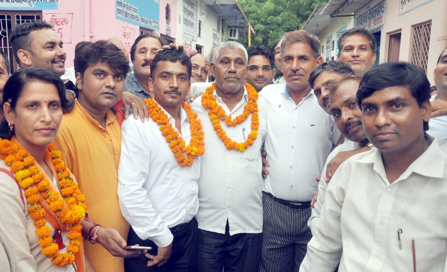 शामली सर्मथको के साथ खुशी मनाते अध्यक्ष व माहामंत्री पद पर विजई अधिवक्ता शामली सर्मथको के साथ खुशी मनाते अध्यक्ष व माहामंत्री पद पर विजई अधिवक्ता