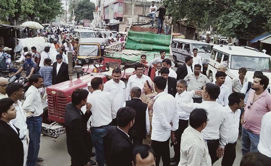 साथी वकील की हत्या की सूचना पर पुलिस लाइन के सामने वकीलों द्वारा विरोध में लगाया गया जाम। साथी वकील की हत्या की सूचना पर पुलिस लाइन के सामने वकीलों द्वारा विरोध में लगाया गया जाम।