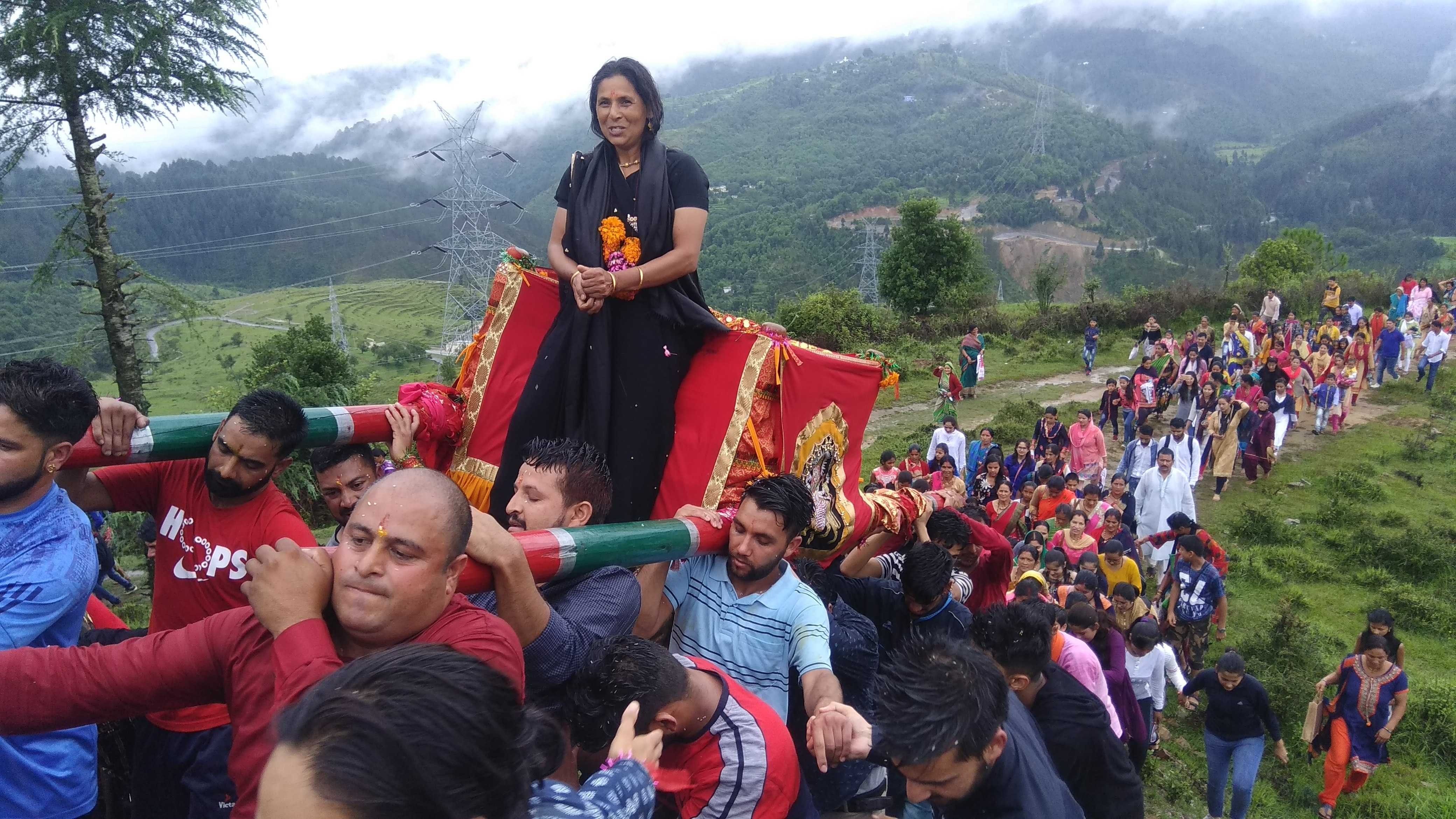 माँ महाकाली की रथ यात्रा को देवीधार मंदिर की ओर ले जाते रायनगर चौड़ी के श्रद्घालु।