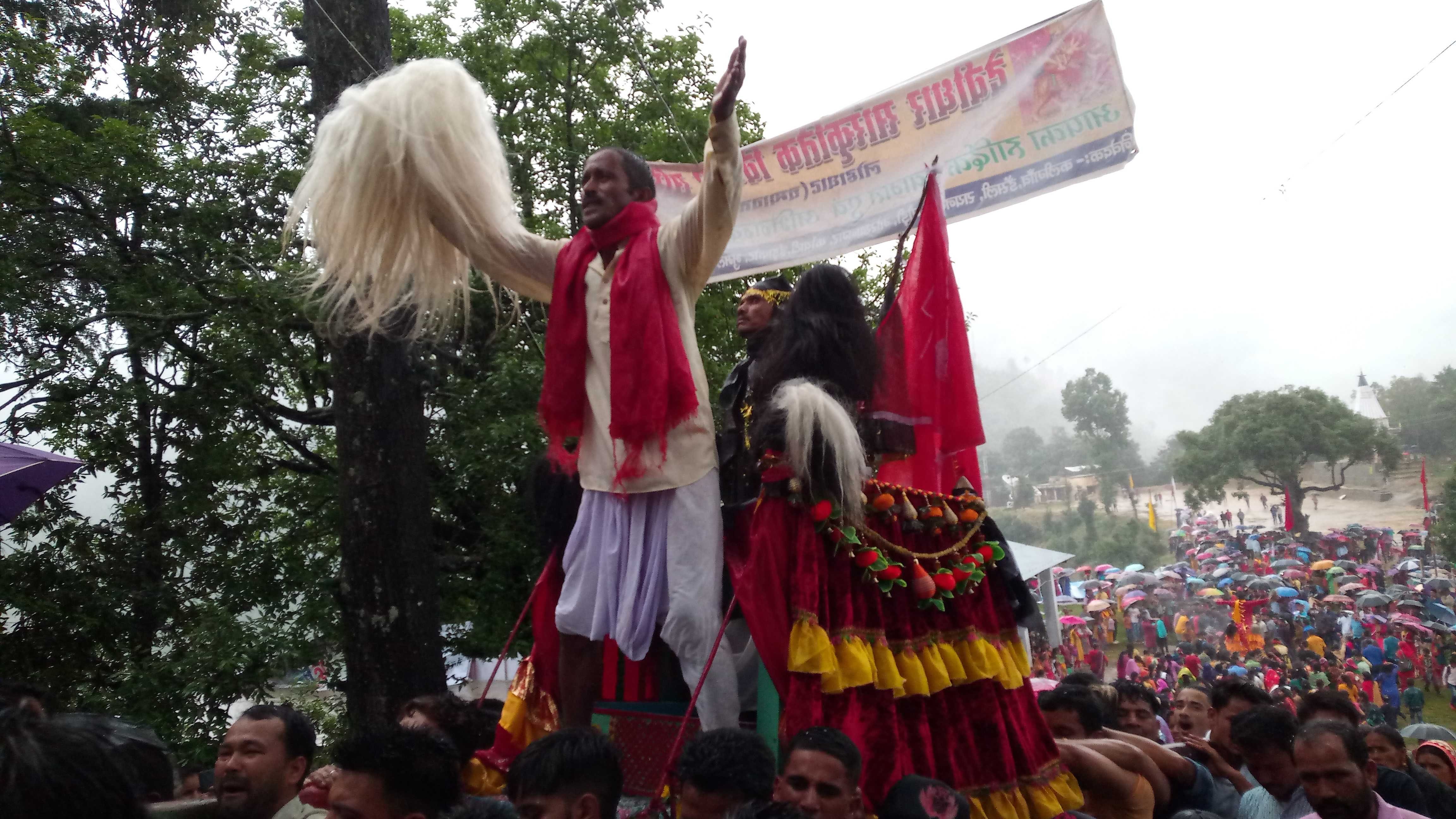 देवीधार मंदिर की ओर रवाना होती डैंसली गांव की रथ यात्रा।