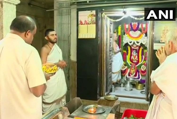 भगवान की शरण में पहुंचे कुमारस्वामी, येदियुरप्पा बोले नहीं चलेगी सरकार कर्नाटक के मुख्यमंत्री एचडी कुमारस्वामी