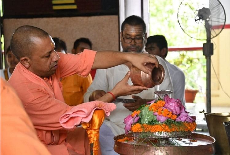 सीएम योगी ने किया गोरखनाथ मंदिर में रुद्राभिषेक, दर्शन करने के बाद लखनऊ के लिए निकले सीएम योगी ने किया रुद्राभिषेक
