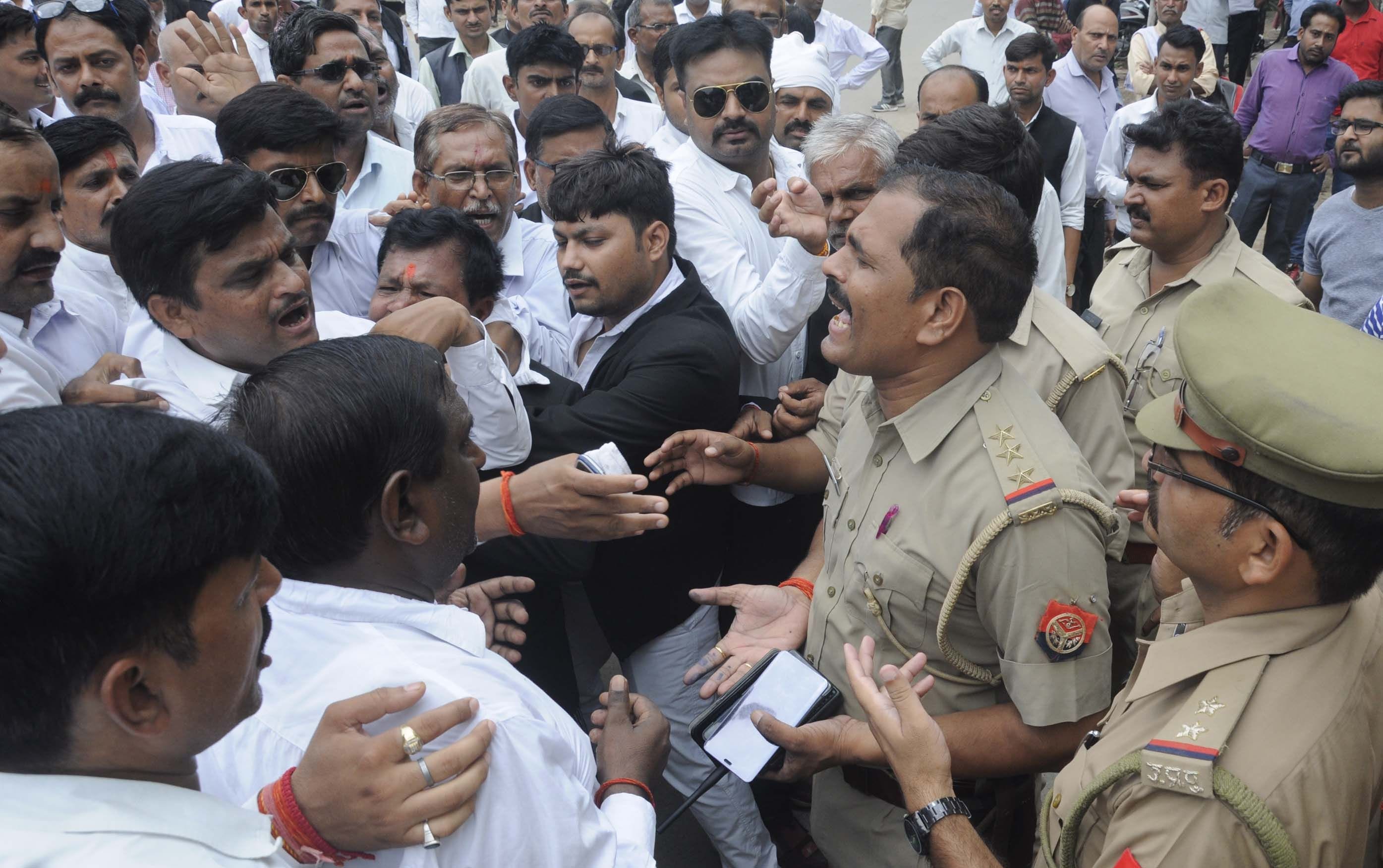प्रतापगढ़ में अधिवक्ता की हत्या के विरोध में प्रदर्शन के दौरान पुलिस नोकझोंक करते वकील। प्रतापगढ़ में अधिवक्ता की हत्या के विरोध में प्रदर्शन के दौरान पुलिस नोकझोंक करते वकील।