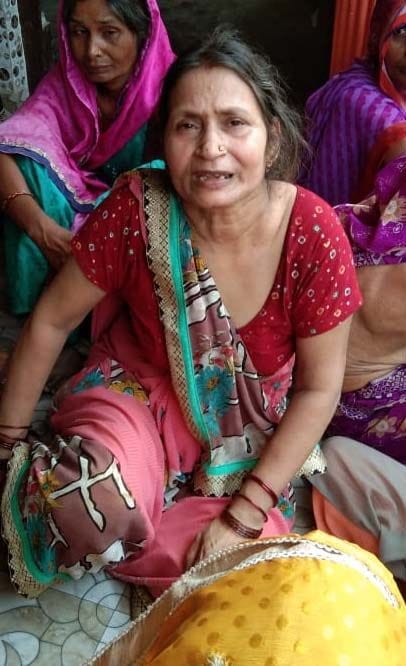 मृतक अधिवक्ता ओम मिश्र की बिलखती मां।