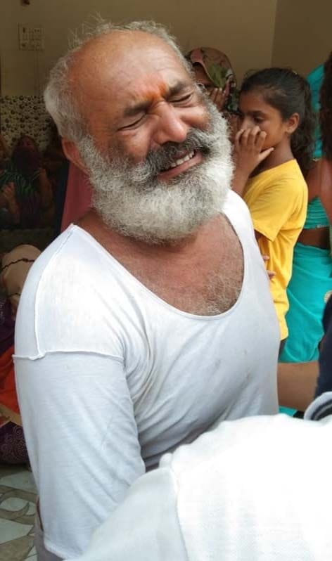 मृतक अधिवक्ता के पिता तीरथ राज मिश्र।