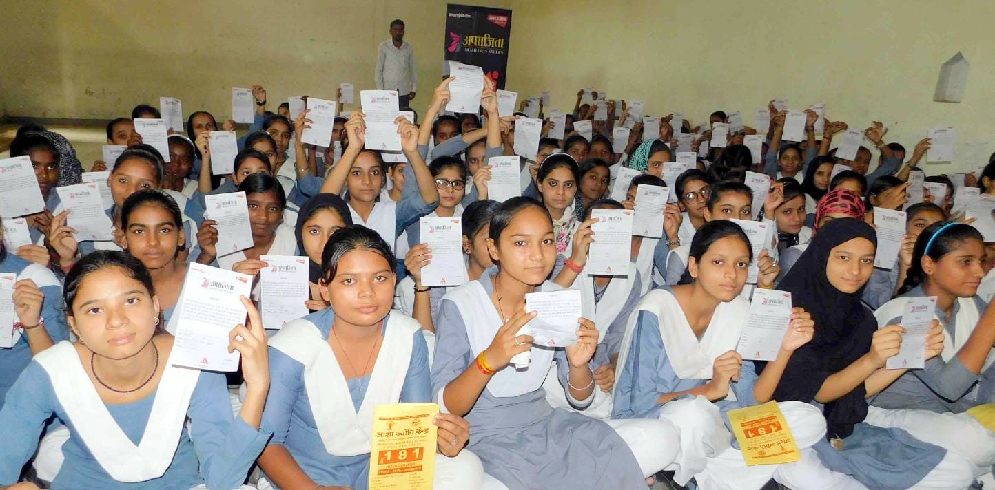 कैराना आर्य कन्या इन्टर कॉलेज में आयोजित अमर उजाला अपराजिता अभियान के कार्यक्रम शपथ पत्र दिखाती कैराना आर्य कन्या इन्टर कॉलेज में आयोजित अमर उजाला अपराजिता अभियान के कार्यक्रम शपथ पत्र दिखाती