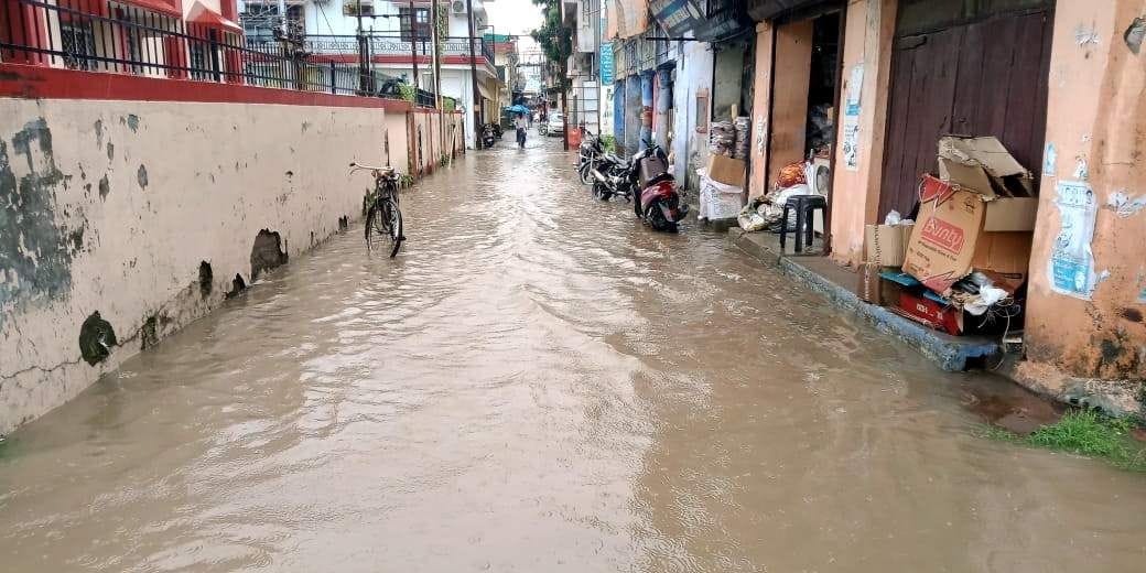 देवीदत्त मार्ग पर हुआ जलभराव। देवीदत्त मार्ग पर हुआ जलभराव।