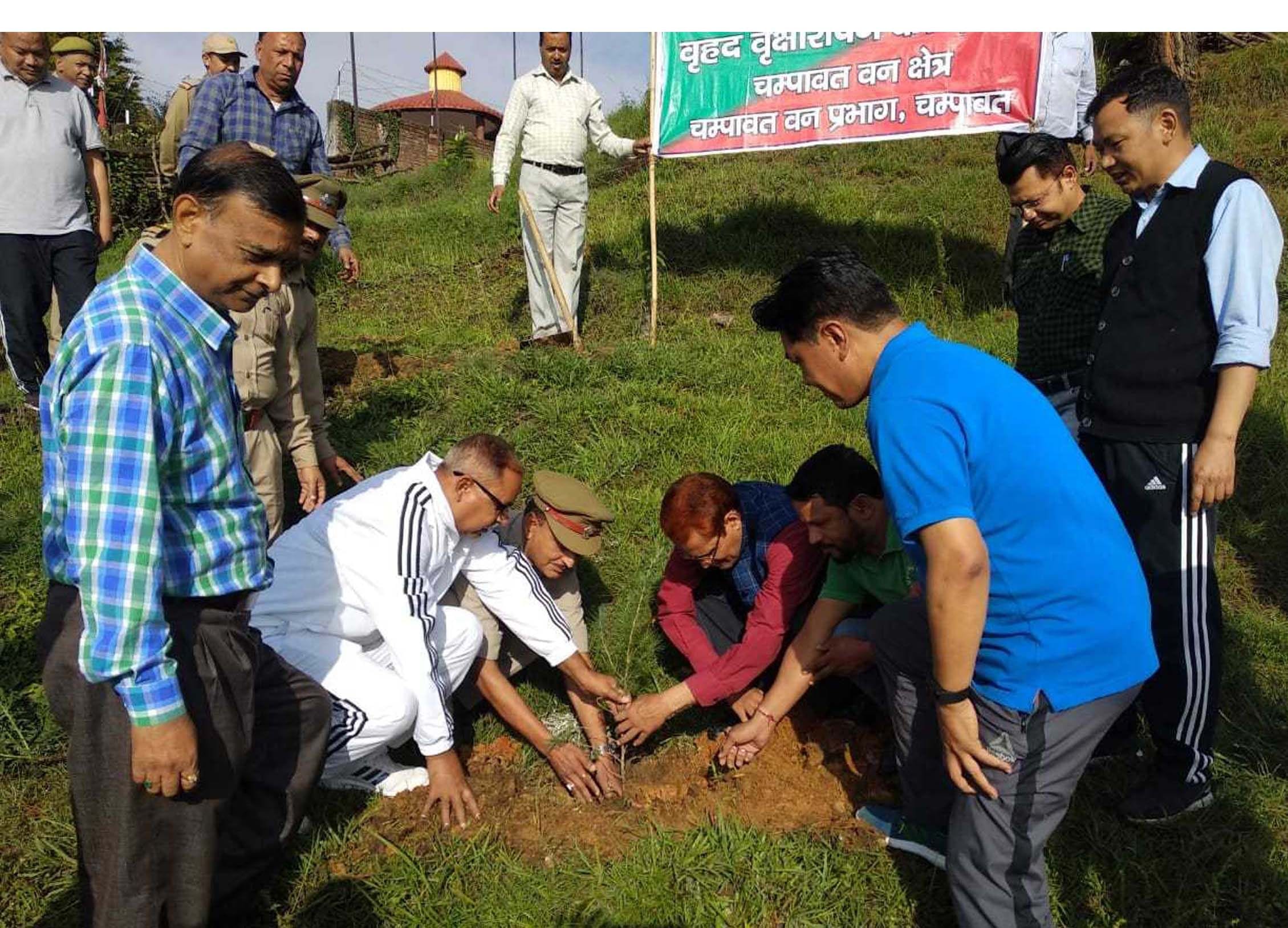 हरेला पर्व पर चंपावत पूल्ड हाउस परिसर में पौधा लगाते डीएम एसएन पांडेय और वनाधिकारी। हरेला पर्व पर चंपावत पूल्ड हाउस परिसर में पौधा लगाते डीएम एसएन पांडेय और वनाधिकारी।