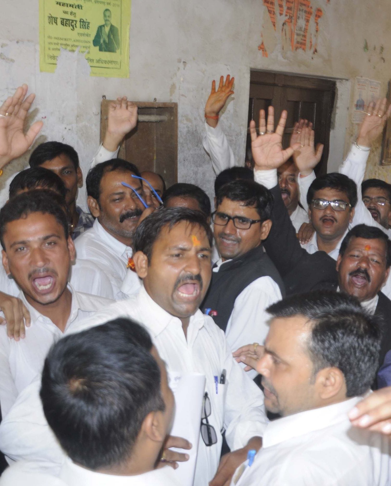 साथी अधिवक्ता की हत्या के विरोध में सीआरओ कार्यालय बंद कराते अधिवक्ता।
