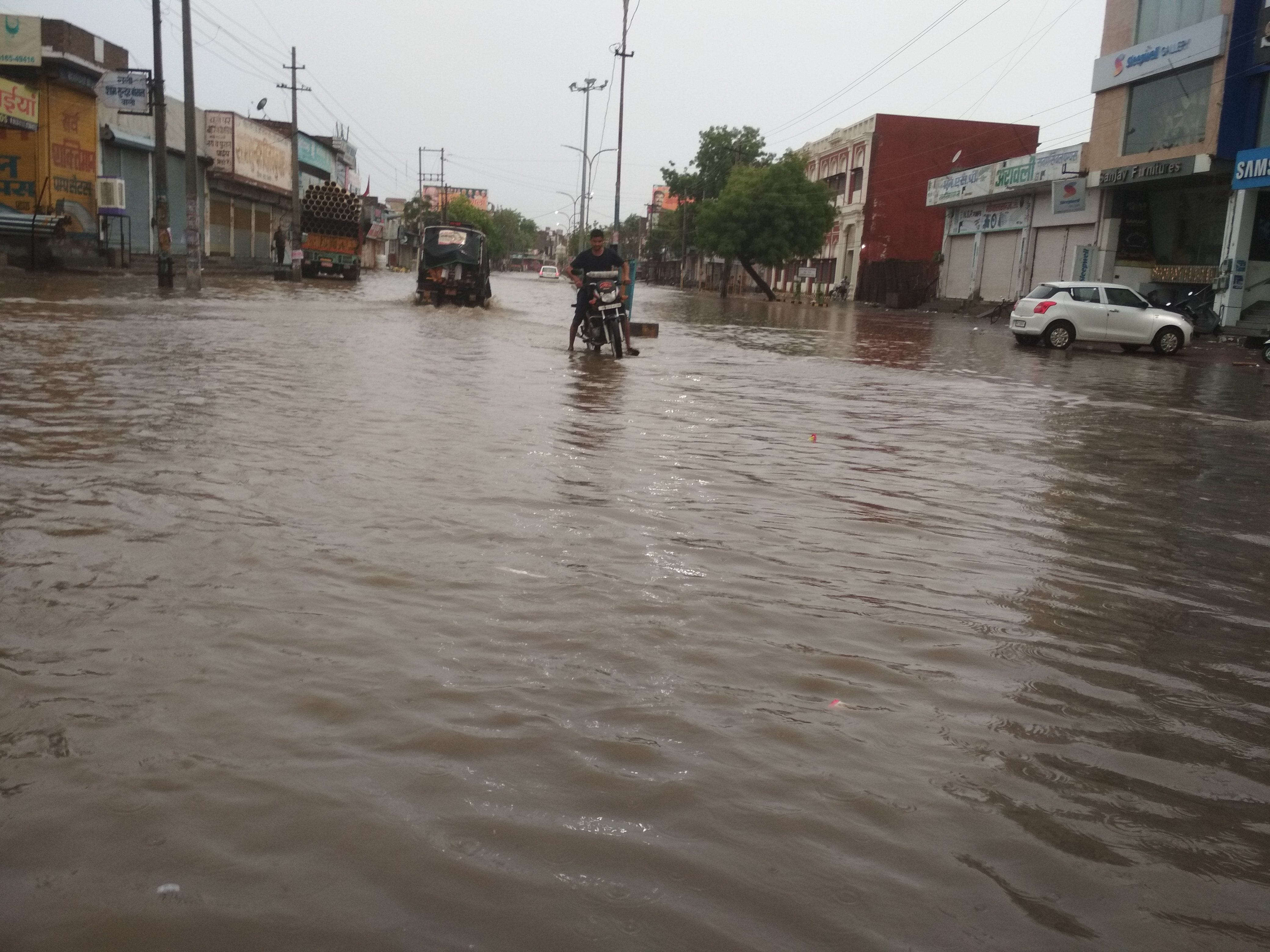पानी में बंद पड़ा बाइक, लेकर जाता चालक। पानी में बंद पड़ा बाइक, लेकर जाता चालक।