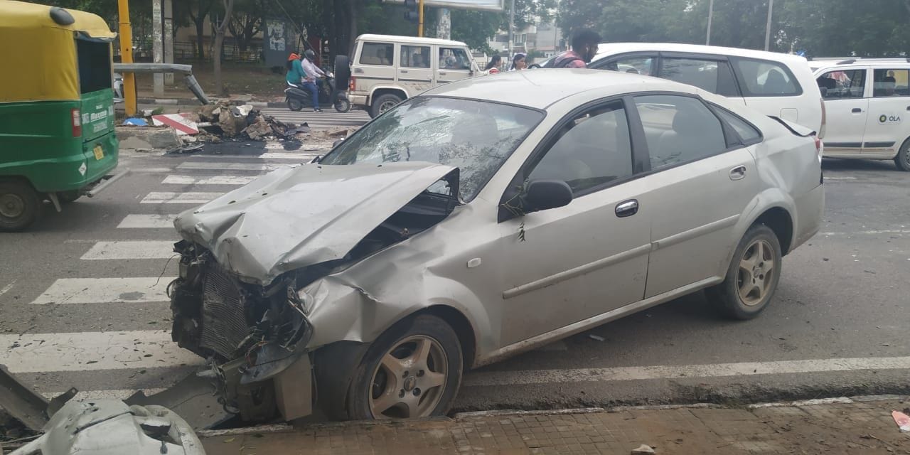 पीसीएल लाइट प्वाइंट पर हुए सड़क हादसे में क्षतिग्रस्त कार। पीसीएल लाइट प्वाइंट पर हुए सड़क हादसे में क्षतिग्रस्त कार।
