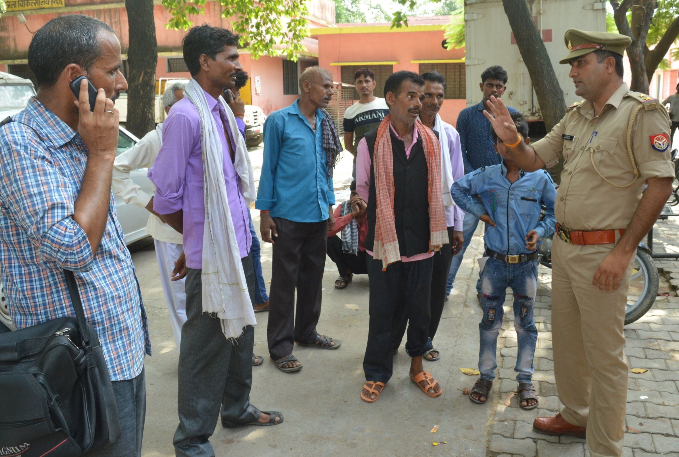 हरदोई में जिला अस्पताल की मोर्चरी में पुलिस को जानकारी देते मृतकों के परिजन। अमर उजाला हरदोई में जिला अस्पताल की मोर्चरी में पुलिस को जानकारी देते मृतकों के परिजन। अमर उजाला