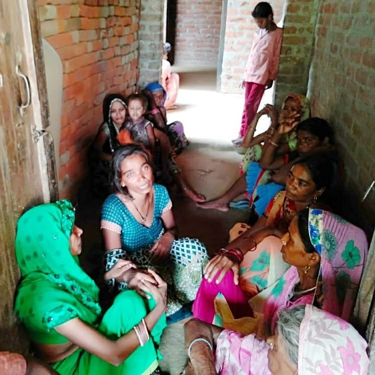 हरदोई में दो छात्रों की नालों में डूबकर मौत के बाद रोते बिलखते मृतक के परिजन। अमर उजाला हरदोई में दो छात्रों की नालों में डूबकर मौत के बाद रोते बिलखते मृतक के परिजन। अमर उजाला