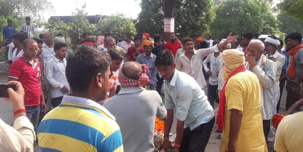 महेशगंज थाने के कलिकापुर ढिंगौसी में अधिवक्ता ओम मिश्रा का शव अंतिम संस्कार को ले जाते परिजन। महेशगंज थाने के कलिकापुर ढिंगौसी में अधिवक्ता ओम मिश्रा का शव अंतिम संस्कार को ले जाते परिजन।