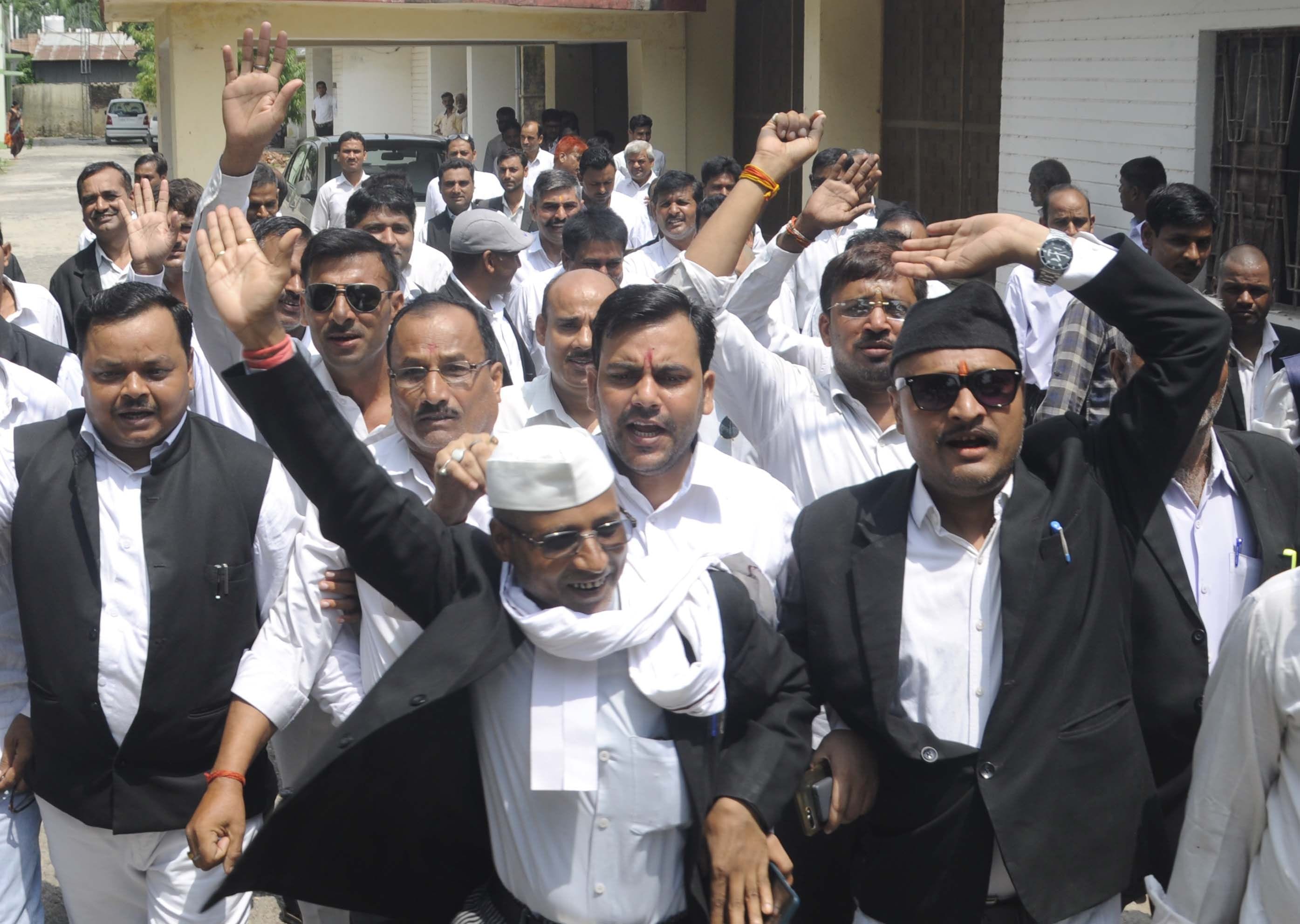 कचहरी में मांगो को लेकर हड़ताल कर प्रदर्शन करते अधिवक्ता।