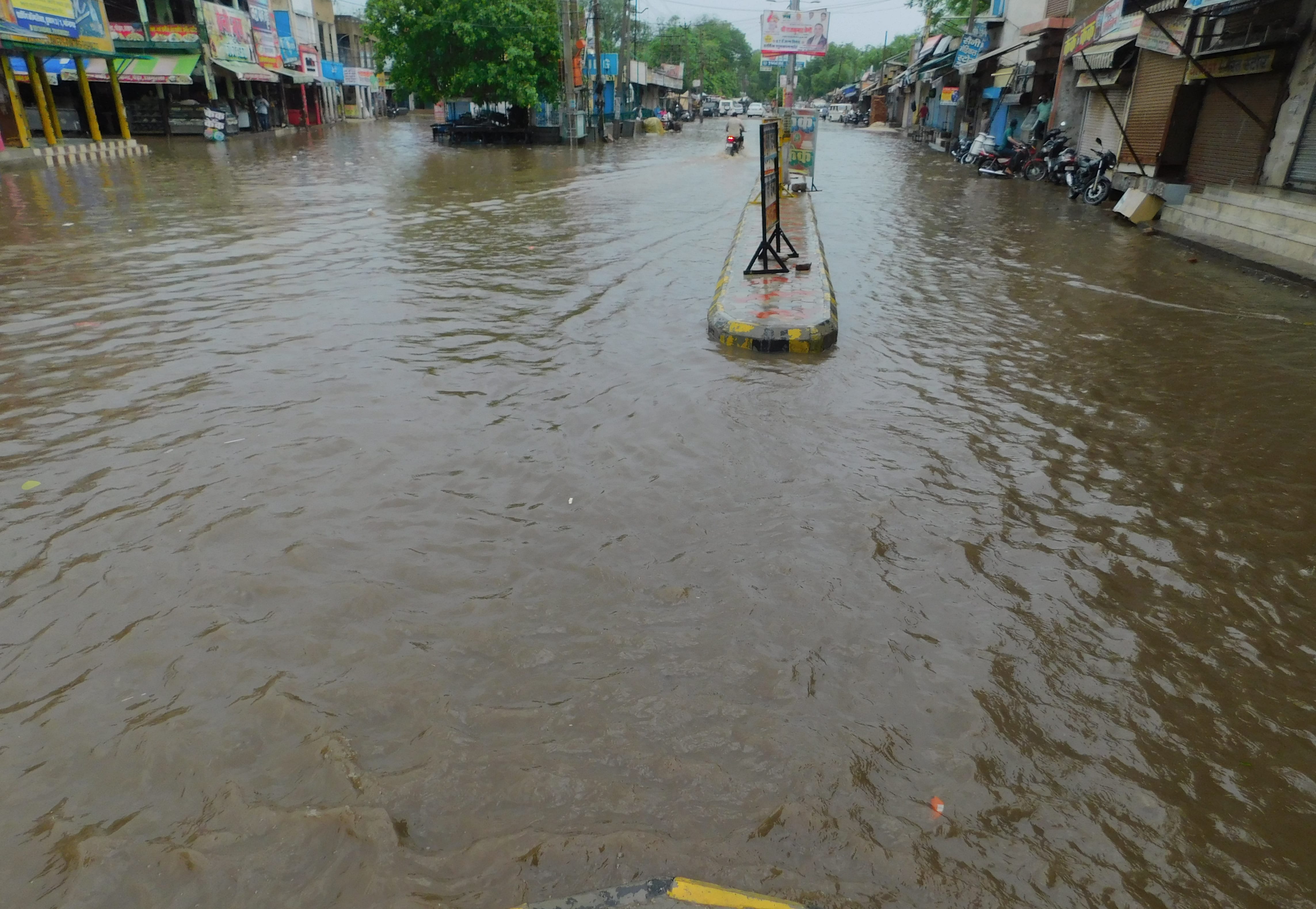ोटो संख्या:55- बालाजी चौक पर भरा बारिश का पानी ोटो संख्या:55- बालाजी चौक पर भरा बारिश का पानी