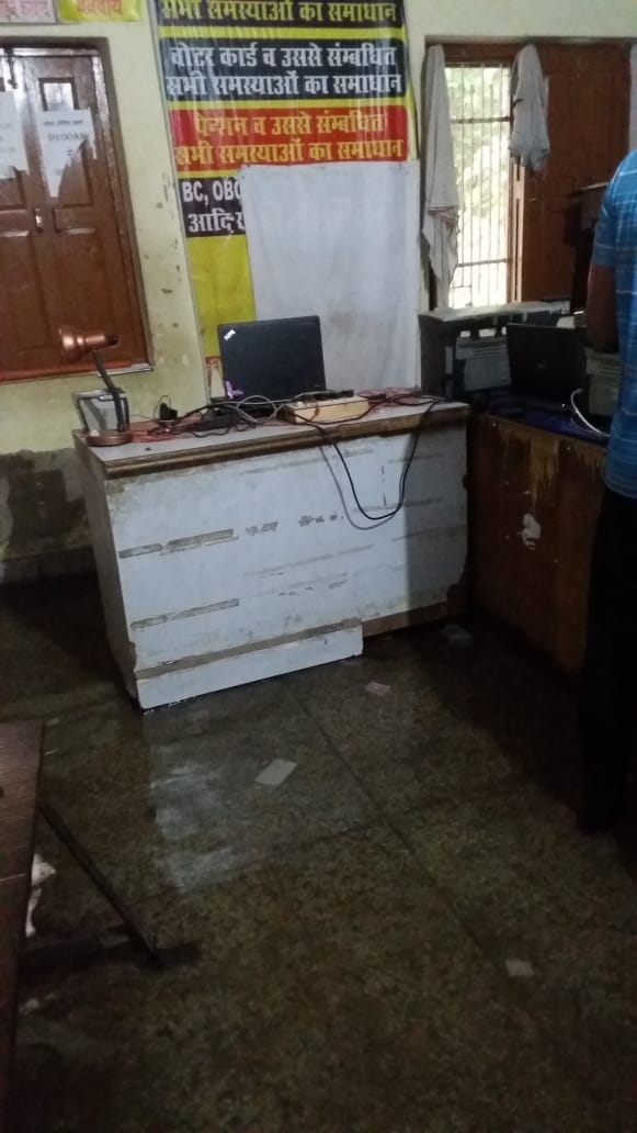 फोटो संख्या:60- नगर पालिका में स्थित सीएससी सेंटर में भरा बारिश का पानी फोटो संख्या:60- नगर पालिका में स्थित सीएससी सेंटर में भरा बारिश का पानी