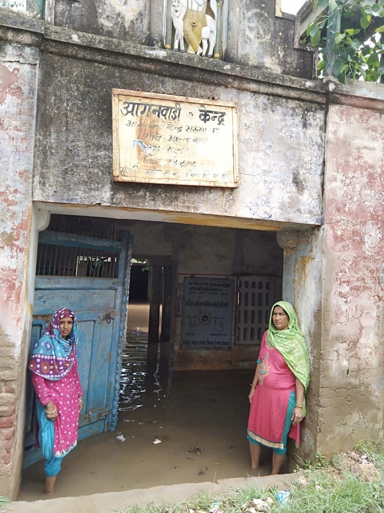 फोटो संख्या:62- आंगनबाड़ी केंद्र मालड़ा में भरे बारिश के पानी को दिखाती हुई आंगनबाड़ी कार्यकर्ता फोटो संख्या:62- आंगनबाड़ी केंद्र मालड़ा में भरे बारिश के पानी को दिखाती हुई आंगनबाड़ी कार्यकर्ता