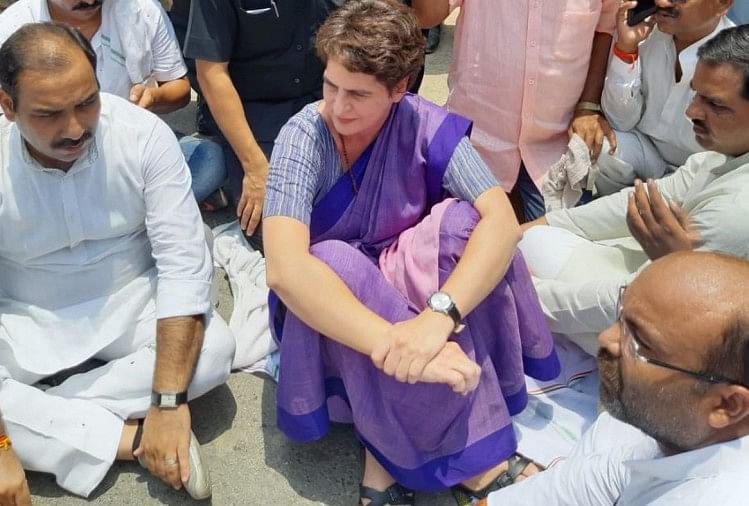 मिर्ज़ापुर की नरायनपुर पुलिस चौकी के सामने सड़क पर धरने पर बैठीं प्रियंका गांधी