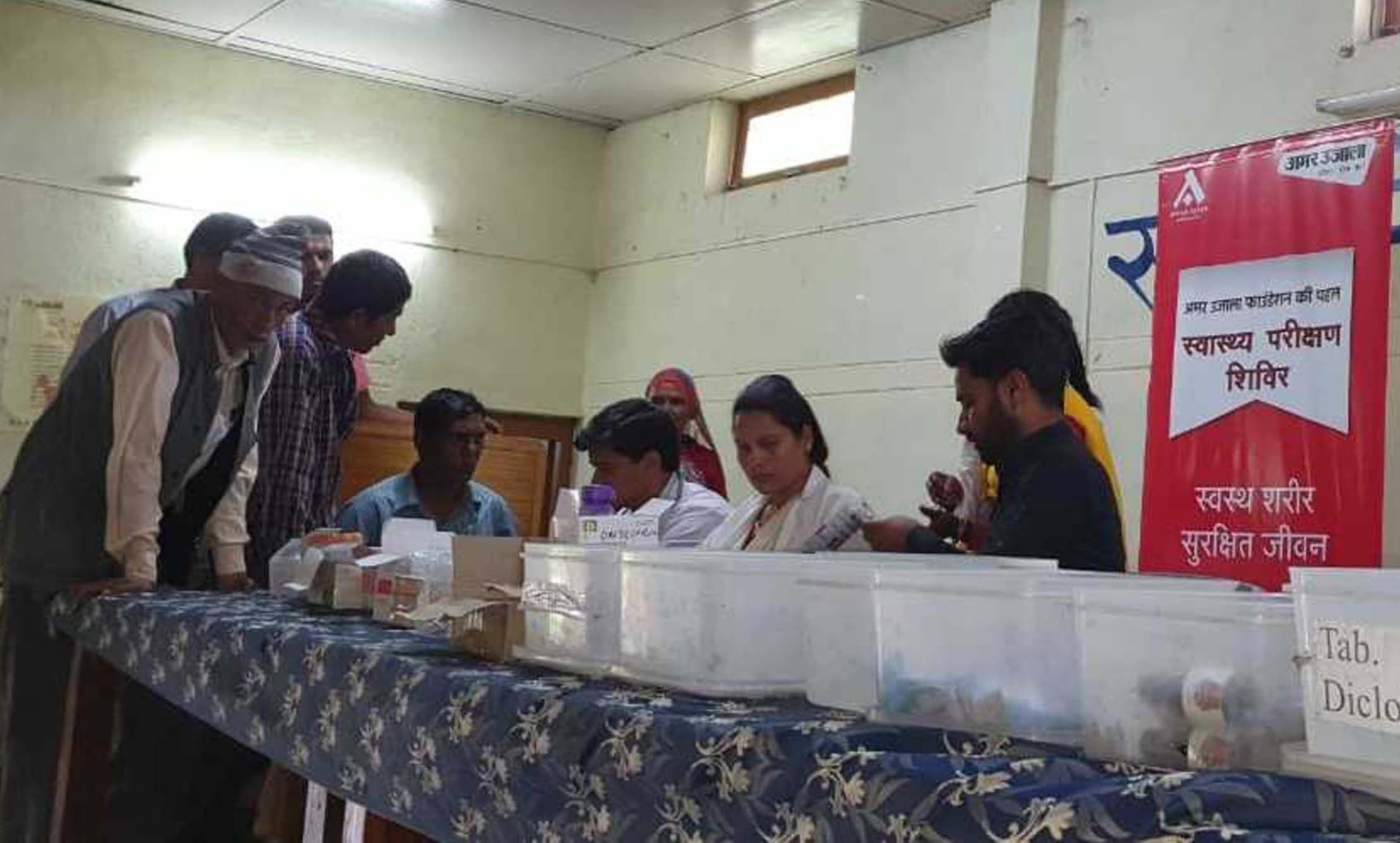 अमर उजाला फाउंडेशन के अंतर्गत पाटी में इलाज करते चिकित्सक। अमर उजाला फाउंडेशन के अंतर्गत पाटी में इलाज करते चिकित्सक।