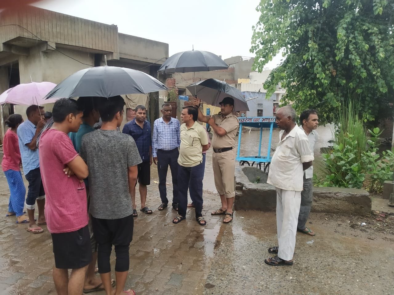 फोटो नंबर 10- शहर में पानी निकासी का जायजा लेते उपायुक्त जगदीश शर्मा। फोटो नंबर 10- शहर में पानी निकासी का जायजा लेते उपायुक्त जगदीश शर्मा।