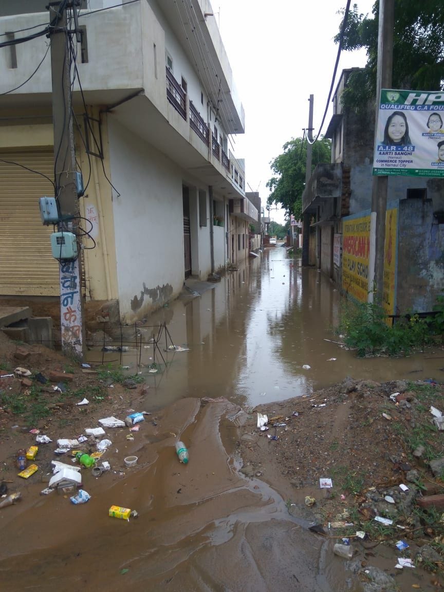 फोटो नंबर 13 मोहल्ला केशव नगर में भरा बारिश का पानी।