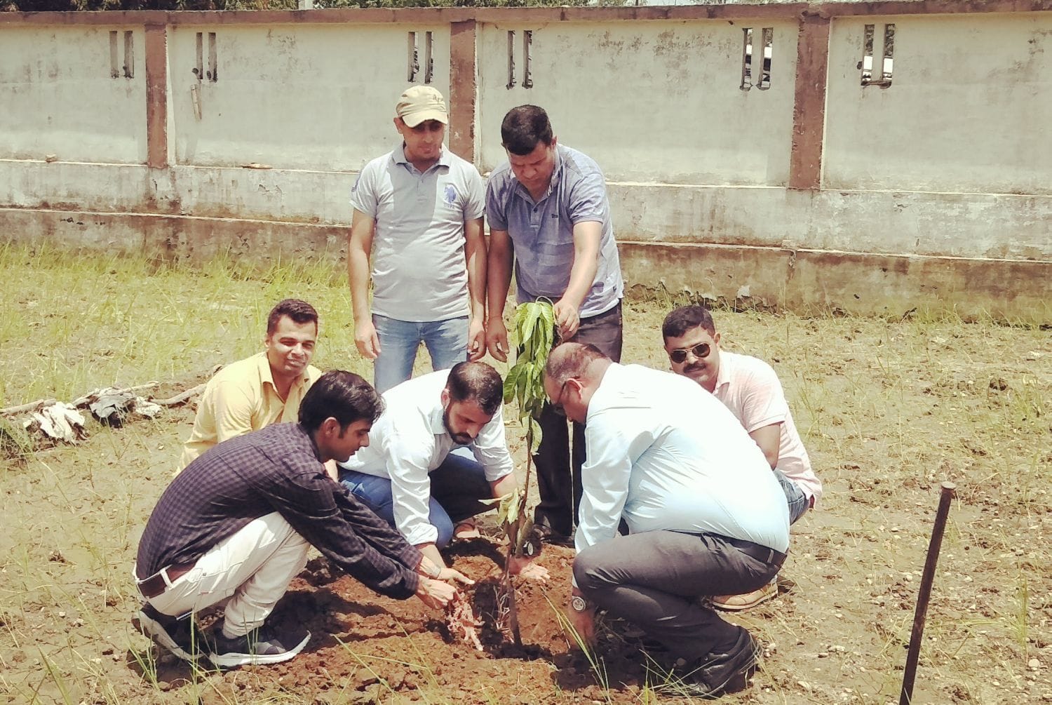 बनबसा अस्पताल में पौधा रोपण करते डब्लूएचओ के एसएमओ डा. मनु खन्ना एवं अन्य।