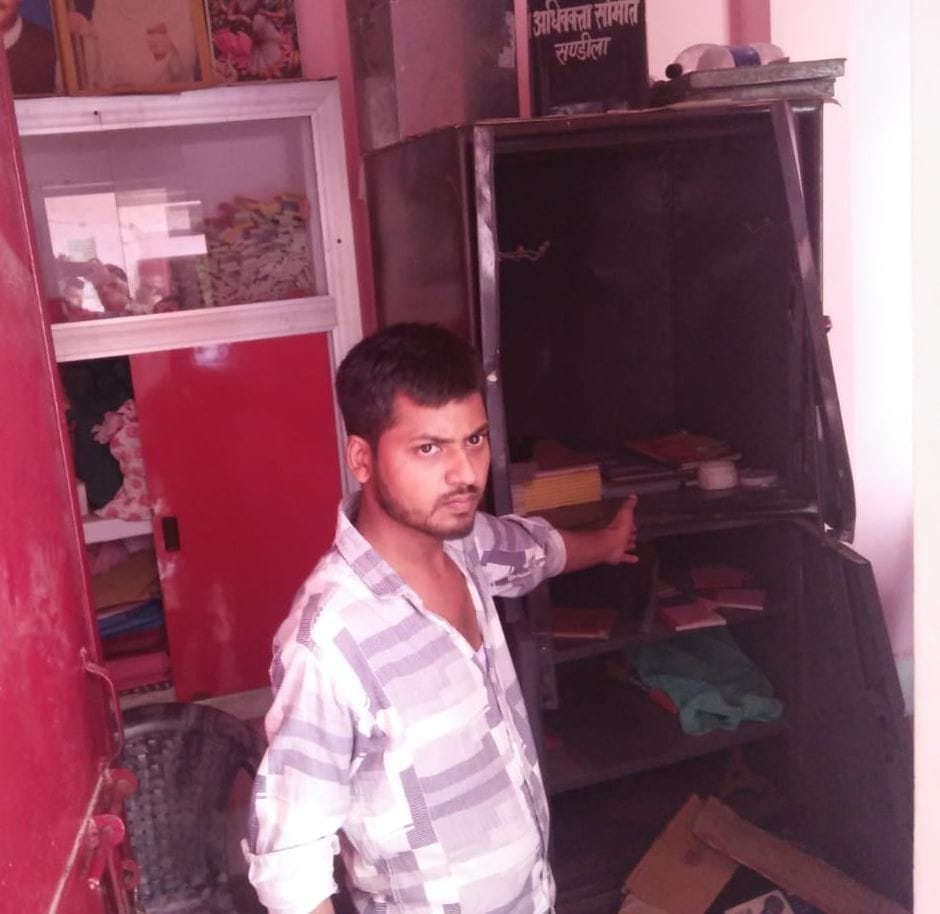 हरदोई के संडीला में अधिवक्ता भवन की टूटी अलमारी दिखाता कर्मचारी। अमर उजाला हरदोई के संडीला में अधिवक्ता भवन की टूटी अलमारी दिखाता कर्मचारी। अमर उजाला