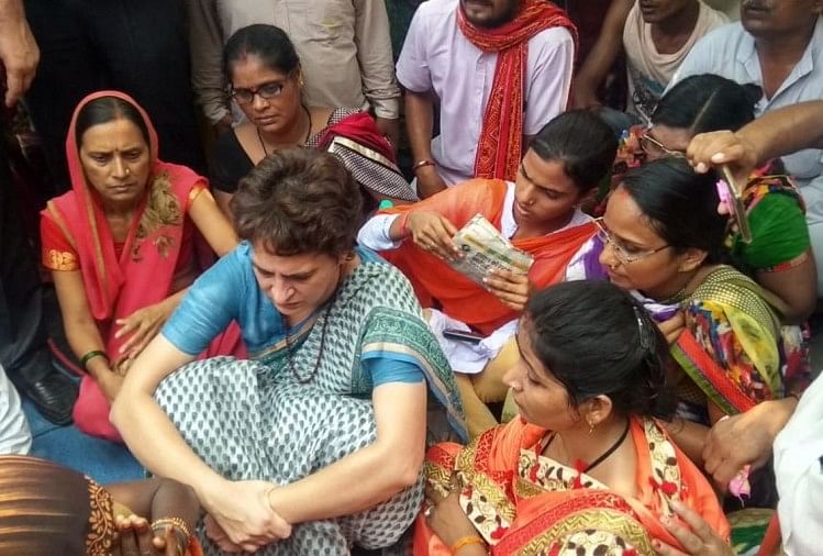 चुनार गेस्ट हाउस में धरने पर बैठीं प्रियंका गांधी