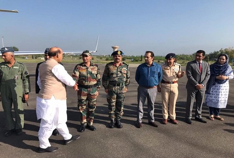 रक्षा मंत्री राजनाथ सिंह पहुंचे श्रीनगर एयरपोर्ट