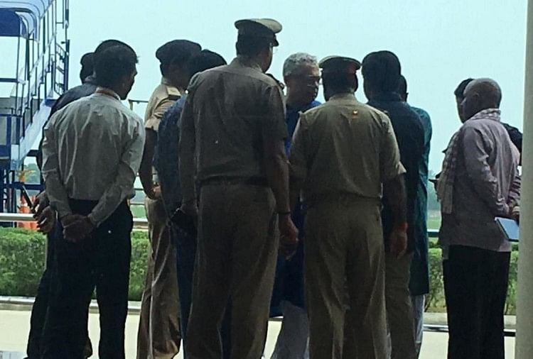 सोनभद्र पर सियासत गर्म, तृणमूल कांग्रेस के नेताओं को वाराणसी एयरपोर्ट पर पुलिस ने लिया हिरासत में वाराणसी एयरपोर्ट पर टीएमसी के नेताओं को हिरसत में लेती पुलिस