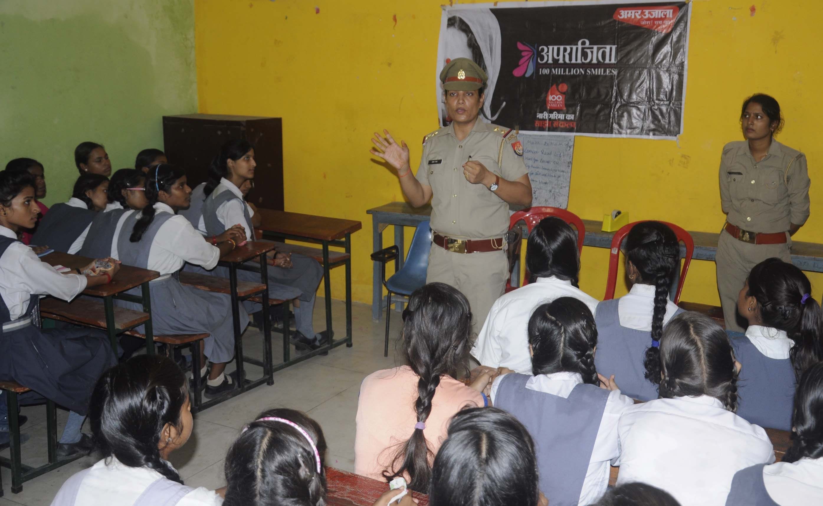 अपराजिता के बैनर तले शुकुलपुर स्थित आनन्दवन इंटर कालेज में आयोजित पुलिस की पाठशाला कार्यक्रम मे