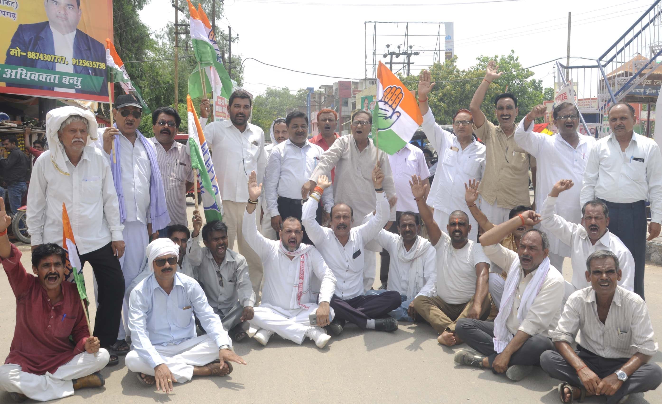 प्रियंका गांधी की गिरफ्तारी के विरोध में अम्बेडकर चौराहे पर जाम लगा कर धरने पर बैठे कांग्रेस कार? प्रियंका गांधी की गिरफ्तारी के विरोध में अम्बेडकर चौराहे पर जाम लगा कर धरने पर बैठे कांग्रेस कार?
