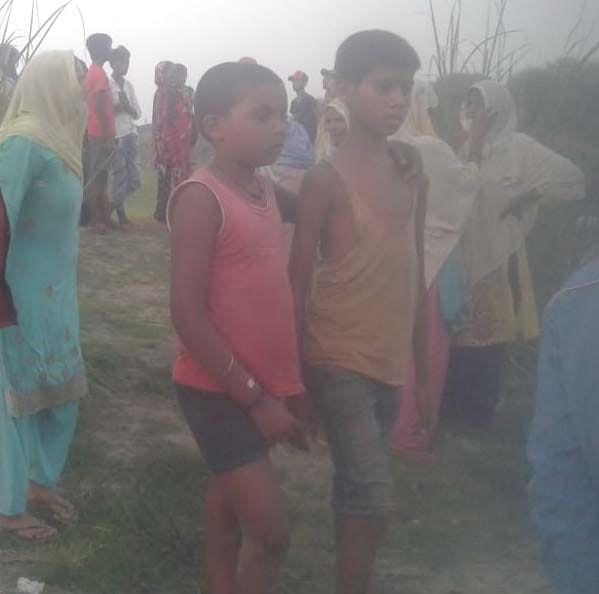 नगर कोतवाली के गोंडे गांव स्थित चमरौधा नदी नसीम के साथ आये डूबने से बचे बालक।