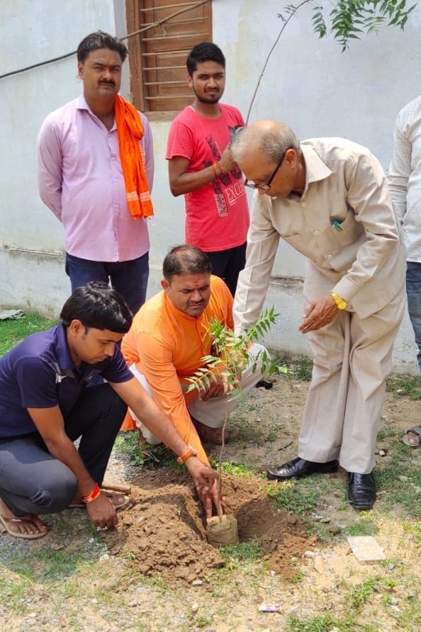 01- ग्रीन जौनपुर राज कालेज में पौधरोपण करते प्रधानाचार्य व अन्य शिक्षक। 01- ग्रीन जौनपुर राज कालेज में पौधरोपण करते प्रधानाचार्य व अन्य शिक्षक।