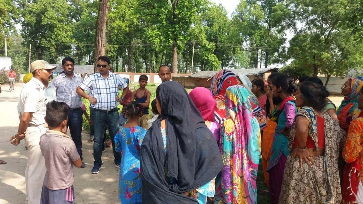 बनबसा आईटीआई भवन की प्रस्तावित भूमि पर अतिक्रमणकारियों से वार्ता करते एडीएम दयानंद सरस्वती। बनबसा आईटीआई भवन की प्रस्तावित भूमि पर अतिक्रमणकारियों से वार्ता करते एडीएम दयानंद सरस्वती।