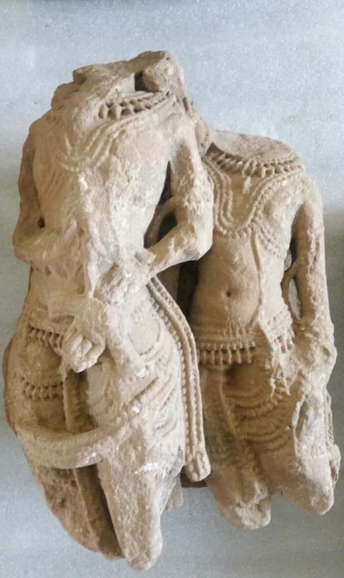 नवागढ़ में रखीं प्राचीन प्रतिमाएं। नवागढ़ में रखीं प्राचीन प्रतिमाएं।