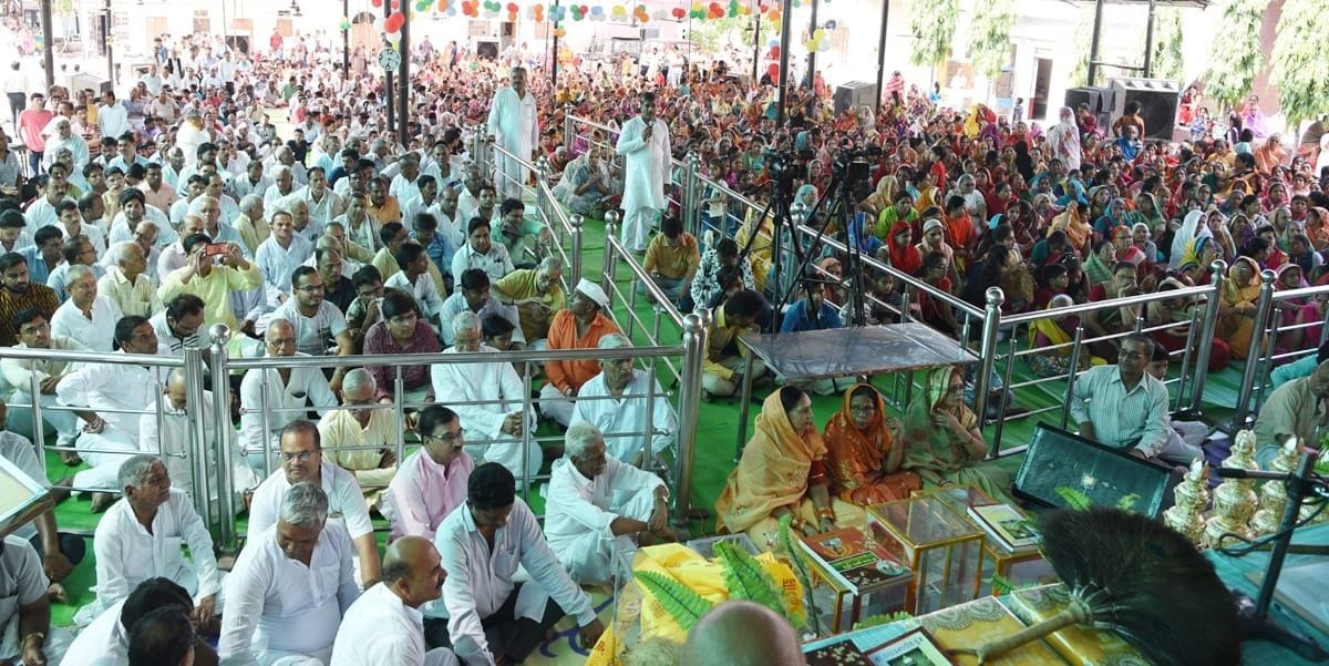 श्री क्षेत्रपाल मंदिर में प्रवचन सुनते श्रद्धालु। श्री क्षेत्रपाल मंदिर में प्रवचन सुनते श्रद्धालु।