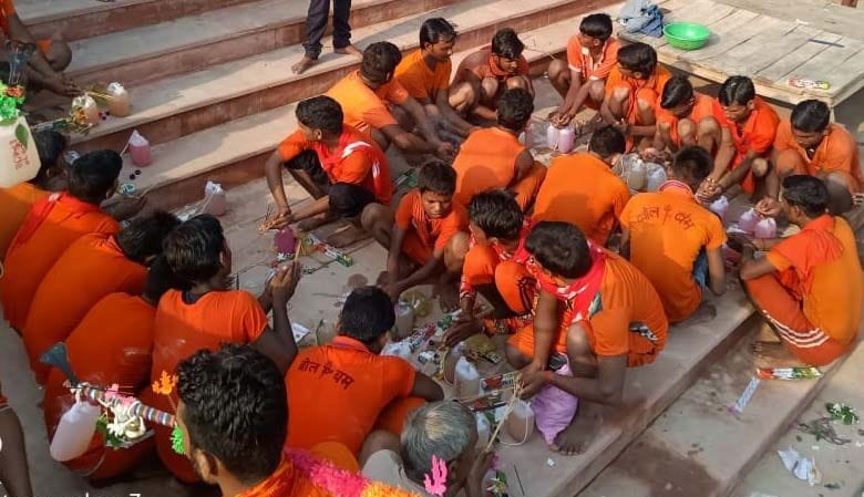 मानिकपुर शाहाबाद घाट पर कांवर उठाने को पूजन करते कांवरिये। मानिकपुर शाहाबाद घाट पर कांवर उठाने को पूजन करते कांवरिये।