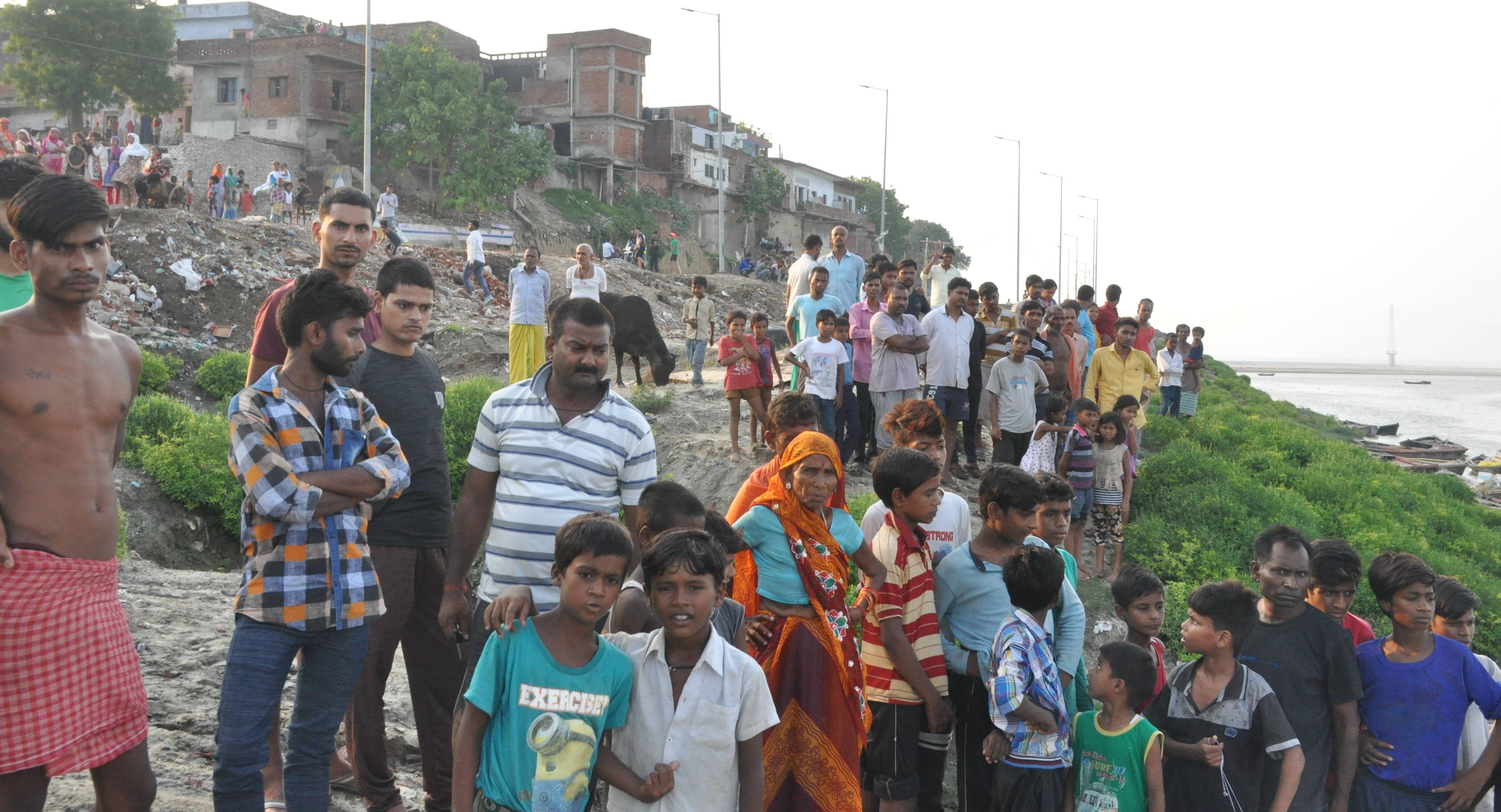 Found dead body of a pair of junkie couples from Karjan Bridge, clothes tied with clothes Found dead body of a pair of junkie couples from Karjan Bridge, clothes tied with clothes