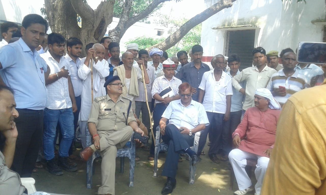 जूनियर हाई स्कूल बेलहर कलां पर महिला को मृतक दिखाकर जमीन हड़पने के मामले में जांच करते एसडीएम और ?