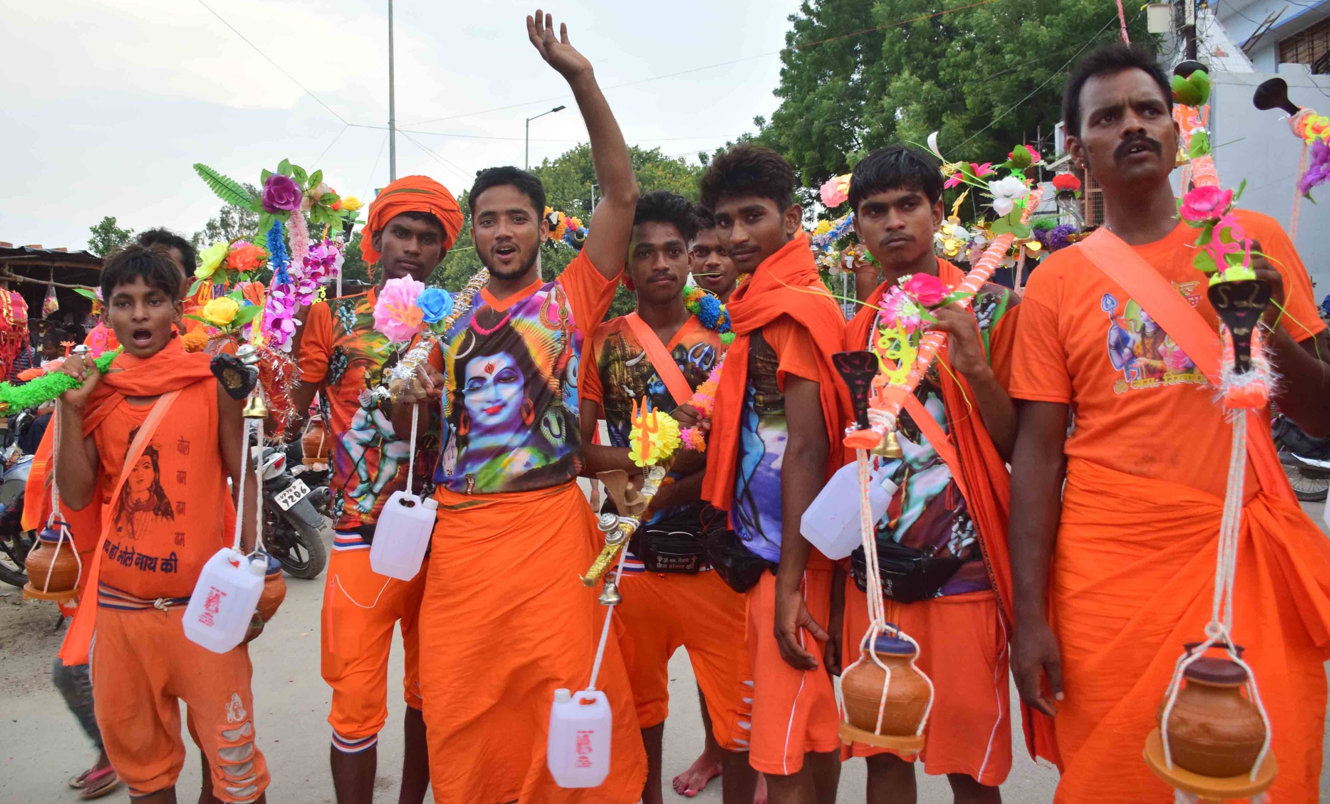 On the first Monday, Baba Vishwanath's Jalabhishek took away water from Sangwo Sangayam On the first Monday, Baba Vishwanath's Jalabhishek took away water from Sangwo Sangayam
