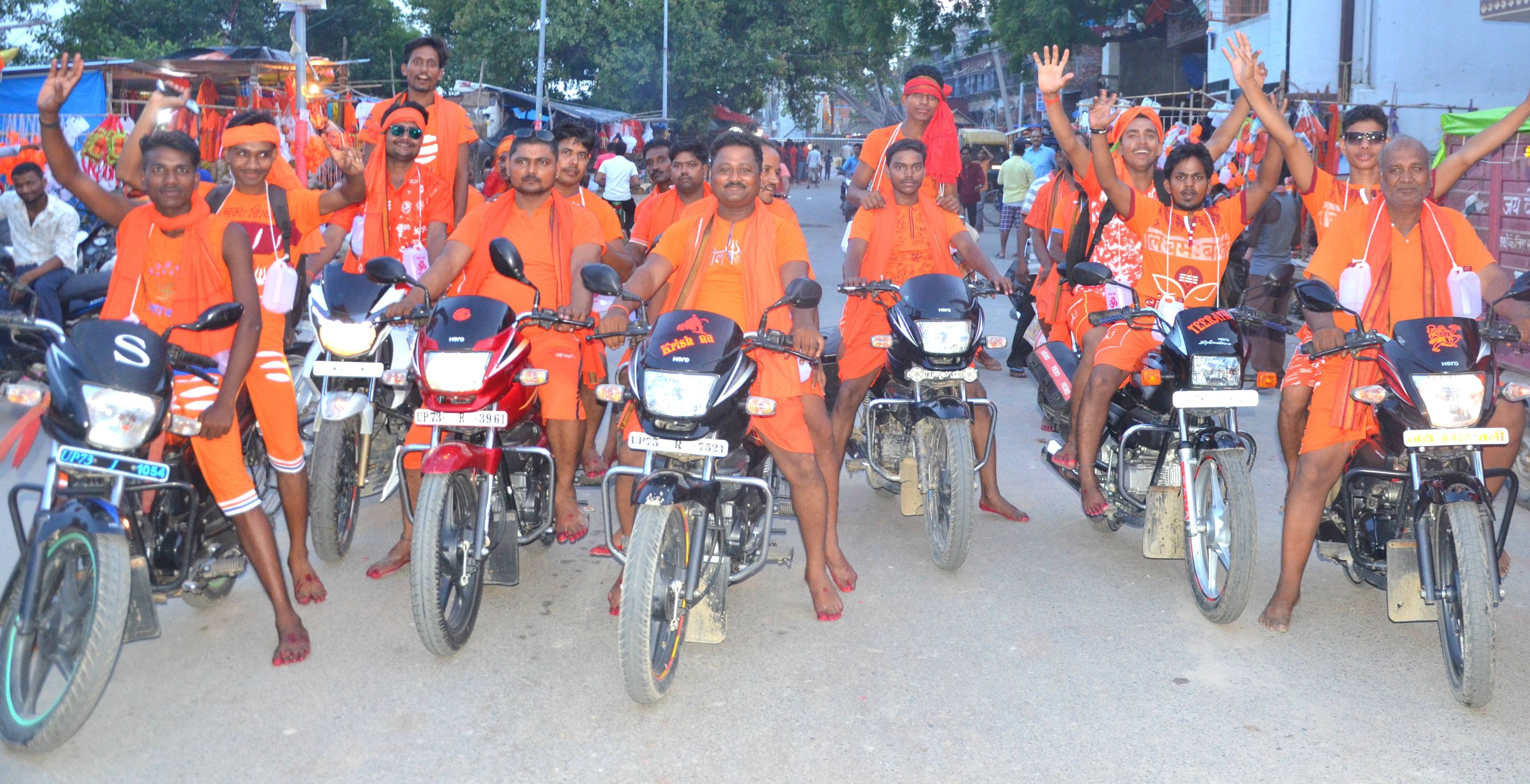 On the first Monday, Baba Vishwanath's Jalabhishek took away water from Sangwo Sangayam On the first Monday, Baba Vishwanath's Jalabhishek took away water from Sangwo Sangayam