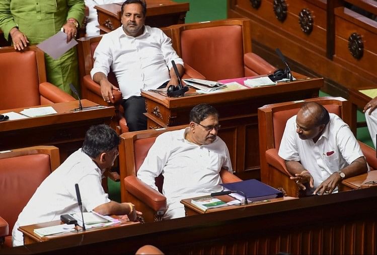 विधानसभा में चर्चा करते कर्नाटक के मंत्री