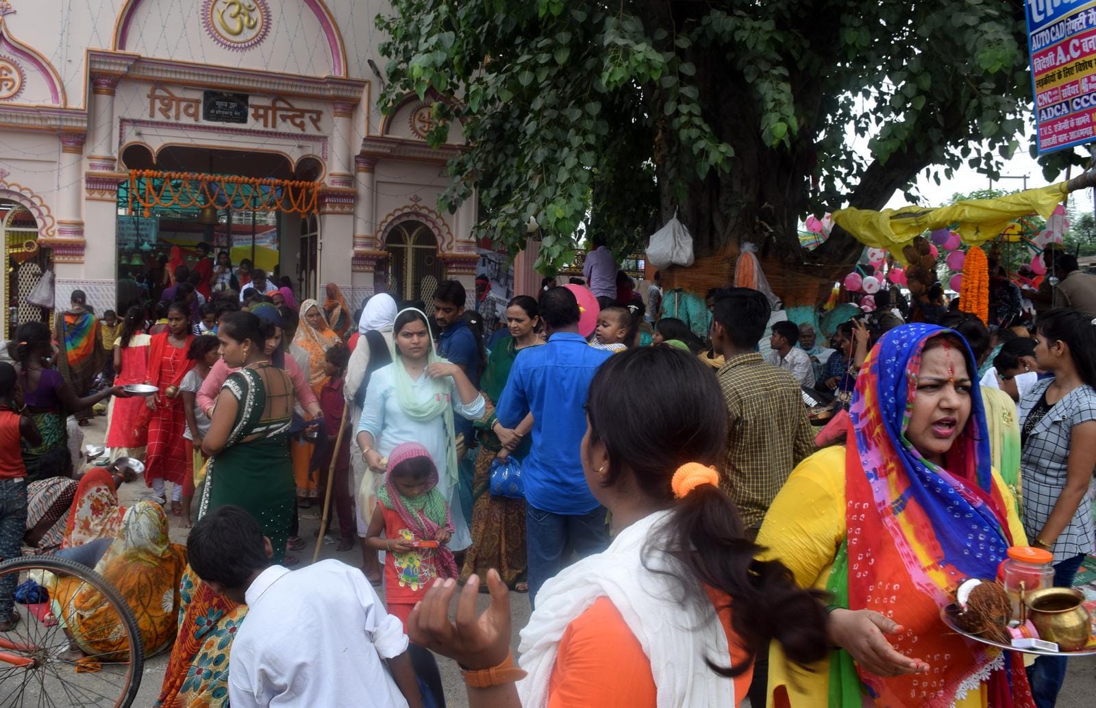 भंवरनाथ स्थित शिव मंदिर में सावन के प्रथम सोमवार के अवसर पर पूजन अर्चन करते श्रद्घालु।