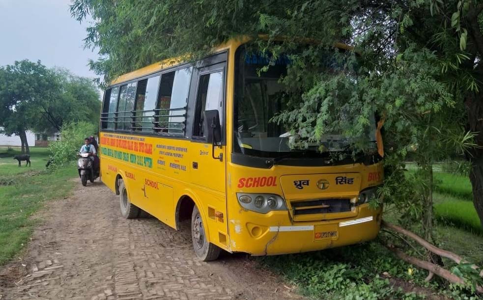 महेशगंज के शोभई क पुरवा में स्टेयरिंग फेल होने से पेड़ से टकराई अनियंत्रित स्कूल बस। महेशगंज के शोभई क पुरवा में स्टेयरिंग फेल होने से पेड़ से टकराई अनियंत्रित स्कूल बस।